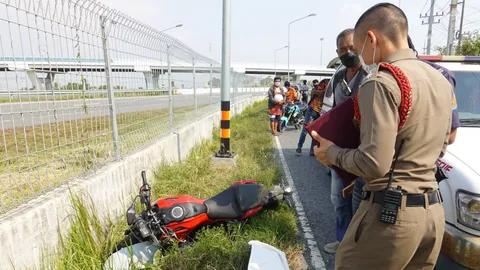 หนุ่ม 35 ชะตาขาด จยย.หลุดโค้งชนกำแพงรั้วมอเตอร์เวย์ครูด 10 เมตรตายคาที่