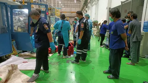 ช่างเครื่องหนุ่มใหญ่ ถูกเครื่องจักรบีบลำตัวกระอักเลือด ตายต่อหน้าเพื่อน