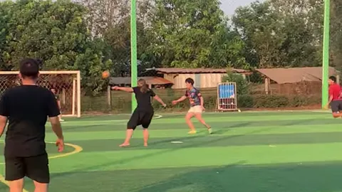 ตะลึงทั้งสนาม สาวไทยยิงประตูด้วยเท้าเปล่า บอลมุดเสียบใต้คานสุดสวย (คลิป)