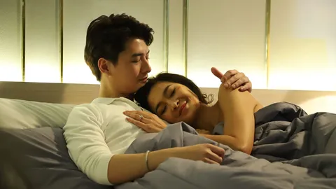 "คริส" เขินขั้นสุด เลิฟซีนแซ่บ "ลูกเกด" จูบจริงจัดเต็ม ในซีรีส์ “สงครามดอกไม้”