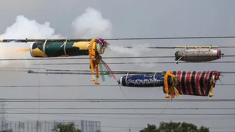 รู้จักประเพณีชาวรามัญ แข่งจุดลูกหนู ในงานฌาปนกิจสังขารพระสงฆ์ (คลิป)