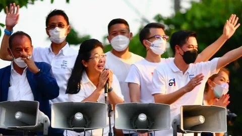 “สุดารัตน์” ควง "สุธา" ลุยฝั่งธนฯ เปิดตัวนักธุรกิจหนุ่มไฟแรง "ดร.พีร์"