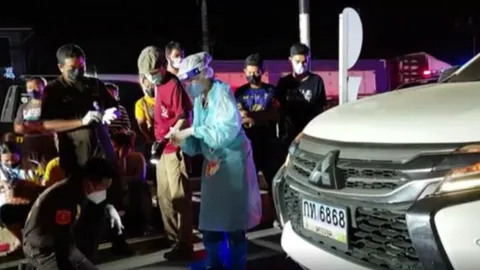 สลด จยย.เฉี่ยวท้ายเก๋ง-ล้มคว่ำ รถตามหลังเบรกไม่ทัน ชนซ้ำดับ 2 ศพ