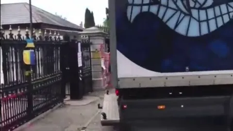 ชายขับรถบรรทุกชนรั้วสถานทูตรัสเซียในไอร์แลนด์ ประท้วงสงครามรัสเซีย-ยูเครน