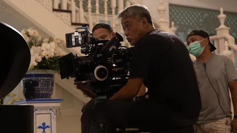 สยมภู ตากล้องฮอลลีวูดร่วมงาน หม่อมน้อย ใน SIX CHARACTERS มายาพิศวง