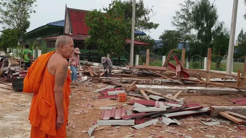 พายุพัดศาลาอเนกประสงค์ วัดไทรทองล้มทั้งหลัง หลวงพ่อท้อไร้ปัจจัยมาซ่อม