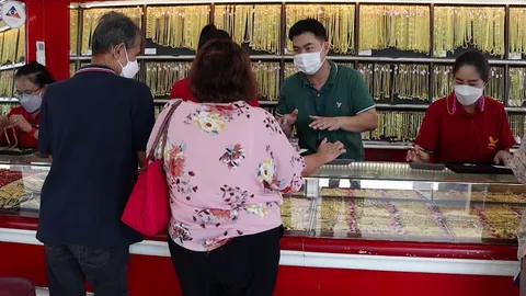 ชาวเชียงใหม่แห่นำทองออกขายคึกคัก หลังสู้รบรัสเซีย-ยูเครนยืดเยื้อ