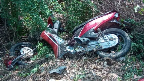 กระบะชน จยย.ผู้ใหญ่บ้านเปลี่ยนเลนกะทันหันเบรกไม่ทัน ดับคาถนนที่พิมาย