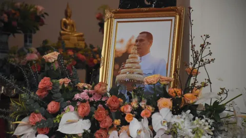 สวดพระอภิธรรม "สรพงศ์ ชาตรี" วันที่สอง ดาราและคนวงการบันเทิงมาคับคั่ง