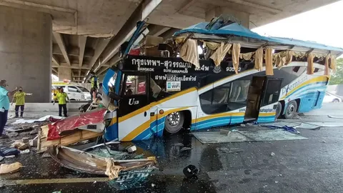 รถทัวร์ชนตอม่อที่สระบุรี ตร.คาดคนขับหลับใน ตายอีก 1 รวม 7 ศพเจ็บ 23 ราย