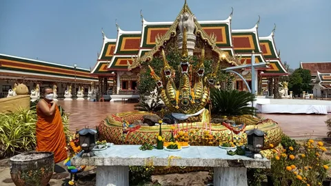 พญาสุวรรณนาค วัดพระธาตุเชิงชุม สักการะเป็นสิริมงคล เคยมีคนถูกรางวัลที่ 1