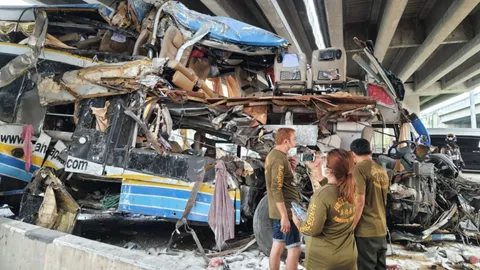 ทัวร์ชนตอม่อสะพานที่สระบุรี ตายเพิ่มเป็น 8 ศพ ชี้โชเฟอร์น่าหลับใน (คลิป)