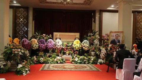 สวดพระอภิธรรม "สรพงศ์ ชาตรี" วันที่สาม คนวงการบันเทิงร่วมงานเพียบ