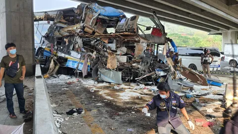 สารภาพแล้วโชเฟอร์ตีนผี ทัวร์สองชั้นชนตอม่อ ตาย 8 เสพยาบ้าแต่วูบหลับ