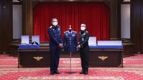 ผบ.ทอ. มอบเครื่องแบบทหารอากาศ พร้อมเครื่องหมายยศ พล.อ.อ.ให้ "ปลัดฯ กห."