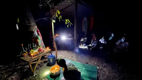 "ลือเฮี้ยน-ผีดุ" คอหวยฝ่าความสยอง ขอเลขเด็ดตะเคียน ค่ายลูกเสือร้าง (คลิป)