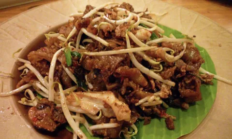 ก๋วยเตี๋ยวผัดฮ่องเต้...กลมกล่อมไก่ทอดสามเซียน...กรุบกรอบ สามเซียน ทองหล่อ