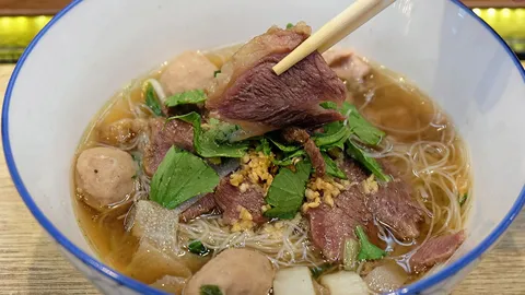 ตลาดต้นสักครบเครื่องเรื่องสตรีทฟู้ด กว่า 200 ร้าน ย่านนนทบุรี