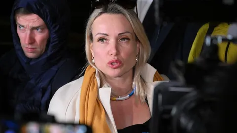 ปรับ 30,000 รูเบิล นักข่าวสาวรัสเซียชูป้ายต้านสงครามกลางรายการสด