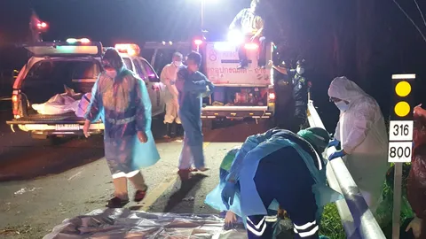 ปิกอัพบรรทุกแรงงานพม่า 18 คนยางระเบิด ชนการ์ดเรลตาย 6 