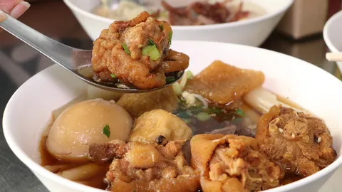 เปิดสูตรกวยจั๊บหางหมู เฮียแก่ บ้านโป่ง ราชบุรี (คลิป)