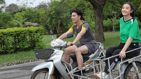 “แก้ม” ฝากชีวิตไว้กับ “ริส” ขณะที่ “ซัน” ซิ่งประสานงาขณะถ่ายทำ ใน “พยัคฆ์ยี่เก”