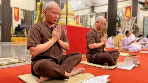 ปอ-โรเบิร์ต จะเดินธุดงค์เท้าเปล่าขึ้นเขากระโจม ปักกลดปฏิบัติธรรม 1 คืน (คลิป)