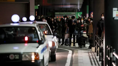 ญี่ปุ่นตรวจสอบความเสียหายแผ่นดินไหว รถไฟชินคันเซนตกราง ไฟดับ 2 ล้านครัวเรือน