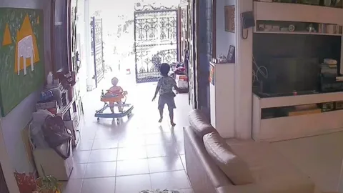 ยังโชคดี เปิดประตูทิ้งไว้ ลูกในรถหัดเดินเกือบตกบันได โชคดีพี่ชายช่วยทัน (คลิป)