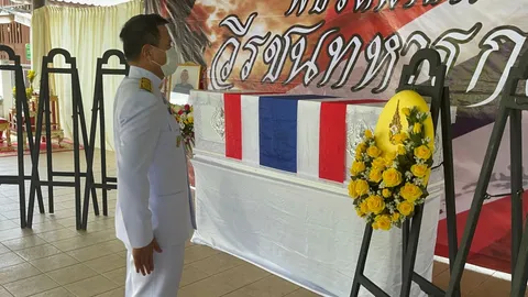 ในหลวง พระราชทานพวงมาลาหลวง วางหน้าหีบศพพลทหารพลีชีพเหตุระเบิดปัตตานี