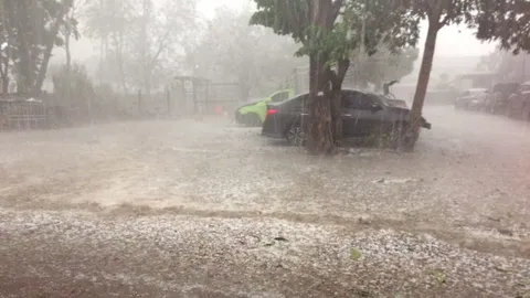 พายุถล่มหลายพื้นที่ฝนตกหนัก อุบลฯ น้ำท่วม เชียงรายเจอลูกเห็บ ลพบุรีลมแรง