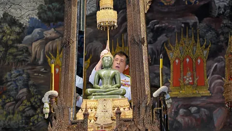 ในหลวง ทรงเปลี่ยนเครื่องทรงฤดูร้อนพระแก้วมรกต