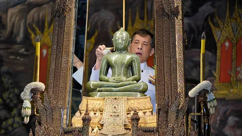 ในหลวง-พระราชินี เสด็จฯ ทรงเปลี่ยนเครื่องทรงฤดูร้อนพระแก้วมรกต