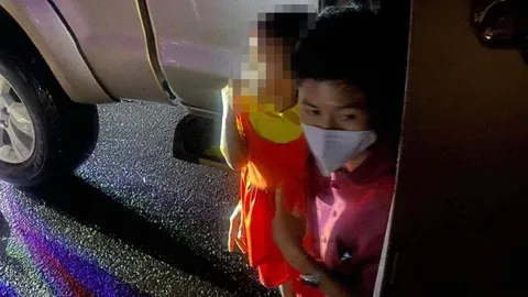 หนูน้อยชุดโกโกวาวิ่งตามรถ บอกยาย "ปู่มาหา ชวนไปอยู่ด้วย" หลังเดินร่วมกิโล (คลิป)