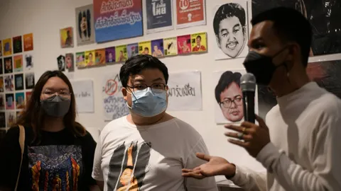 4 แกนนำม็อบราษฎร สวมกำไลอีเอ็มออกงานร่วมกันครั้งแรก หลังได้ประกันตัว