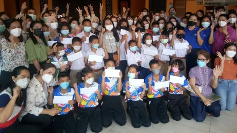 นศ.นิด้า MPPM 25 ร่วมกลุ่มมอบทุนการศึกษา เรียนดียากจน 2 ร.ร.ในเพชรบุรี