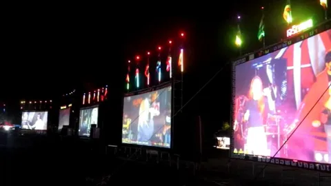 "กระหึ่มลานวัด" หนังกลางแปลงกว่า 40 จอ ประชันฉายแก้บน "หลวงปู่ทิม" (คลิป)