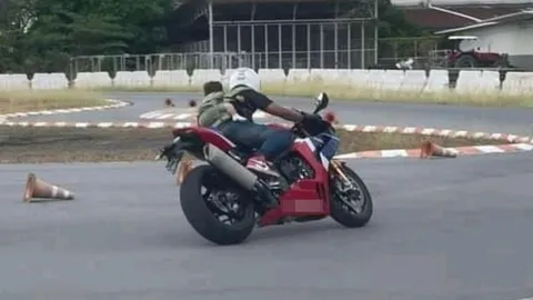 จวกยับ หนุ่มสะพายทารก ทดสอบ จยย. ชาวเน็ตถามผู้จัด ปล่อยได้อย่างไร