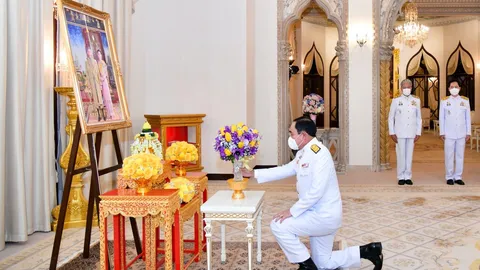 "ในหลวง-พระราชินี" พระราชทานแจกันดอกไม้ วันเกิด นายกฯ ครบ 68 ปี    