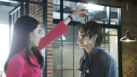 “ใหม่” ปรี๊ด เจอกวนประสาท เทกาแฟราดหัว "แจ๊คกี้" ใน "จังหวะหัวใจนายสะอาด"