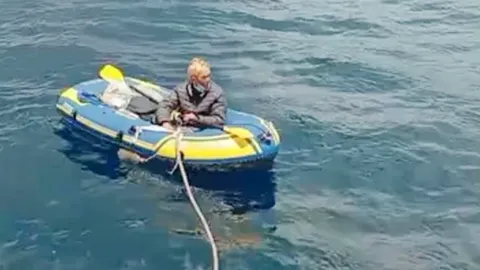 "ล่องเรือหารัก" หนุ่มเวียดนาม รอนแรมกลางทะเล มุ่งหน้าอินเดีย-หาเมียรัก