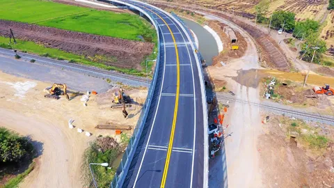 สะพานข้ามทางรถไฟชลบุรี แยกบ้านเก่า อ.พานทองคืบ 60% สร้างเสร็จเดือน ก.ค.นี้