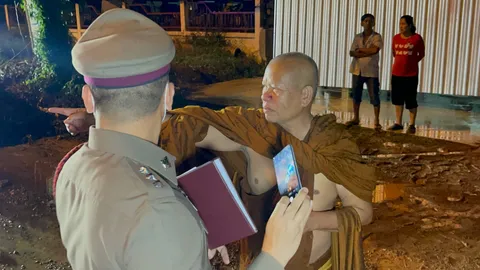 หลวงพ่อขับวีโก้จะยูเทิร์น ถูกปิกอัพชนท้าย แม่ลูกบาดเจ็บสาหัส 