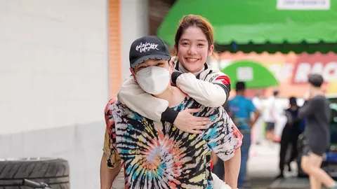 มะปราง-อลิสา ผันตัวเป็น “นักแข่งรถ” มีหวานใจ โอบ-นิธิ ดูแลใกล้ชิด