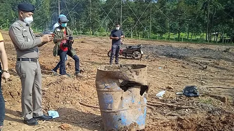 เจอกระดูกมนุษย์ยัดถัง ถ่วงเสาปูนกับ จยย.ในสระน้ำ กลางสวนที่สุราษฎร์ธานี