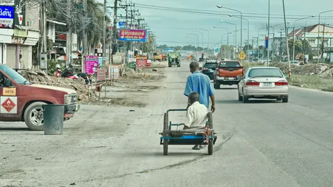 ไม่ทิ้งกัน เปิดภาพรักแท้คุณตาพาคู่ชีวิตขึ้นรถเข็นไปหาหมอ ระยะทางกว่า 3 กม.