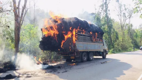 ระทึก ไฟท่วมรถบรรทุกฟาง 3 ตัน ถนนกลายป็นทะเลเพลิง คนขับรอดตายหวุดหวิด (คลิป)