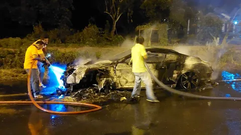 ไฮโซปลาวาฬ ขับเบนท์ลีย์ชนราวเหล็กโค้งบ้านขนิม ไฟลุกวอดทั้งคันที่พังงา (คลิป)