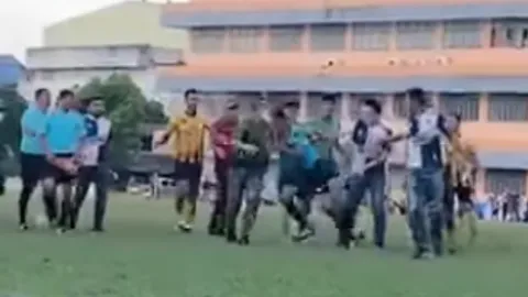 อยากดังเดี๋ยวจัดให้ "กำนัน" วิ่งลงสนามทำร้ายกรรมการ จนใส่สปีดเผ่นหนีป่าราบ(คลิป)