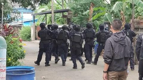 ผบช.น.คุม "อรินทราช" บุกจับหนุ่มวัย 28 ยิงอริดับ พบปลอกกระสุนเกลื่อน